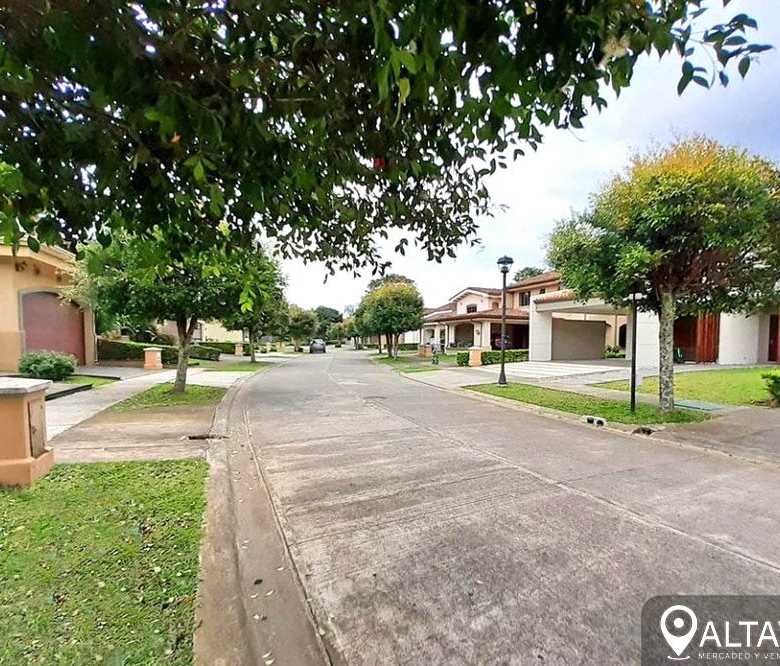 Alquiler de Casa en vía ciprés