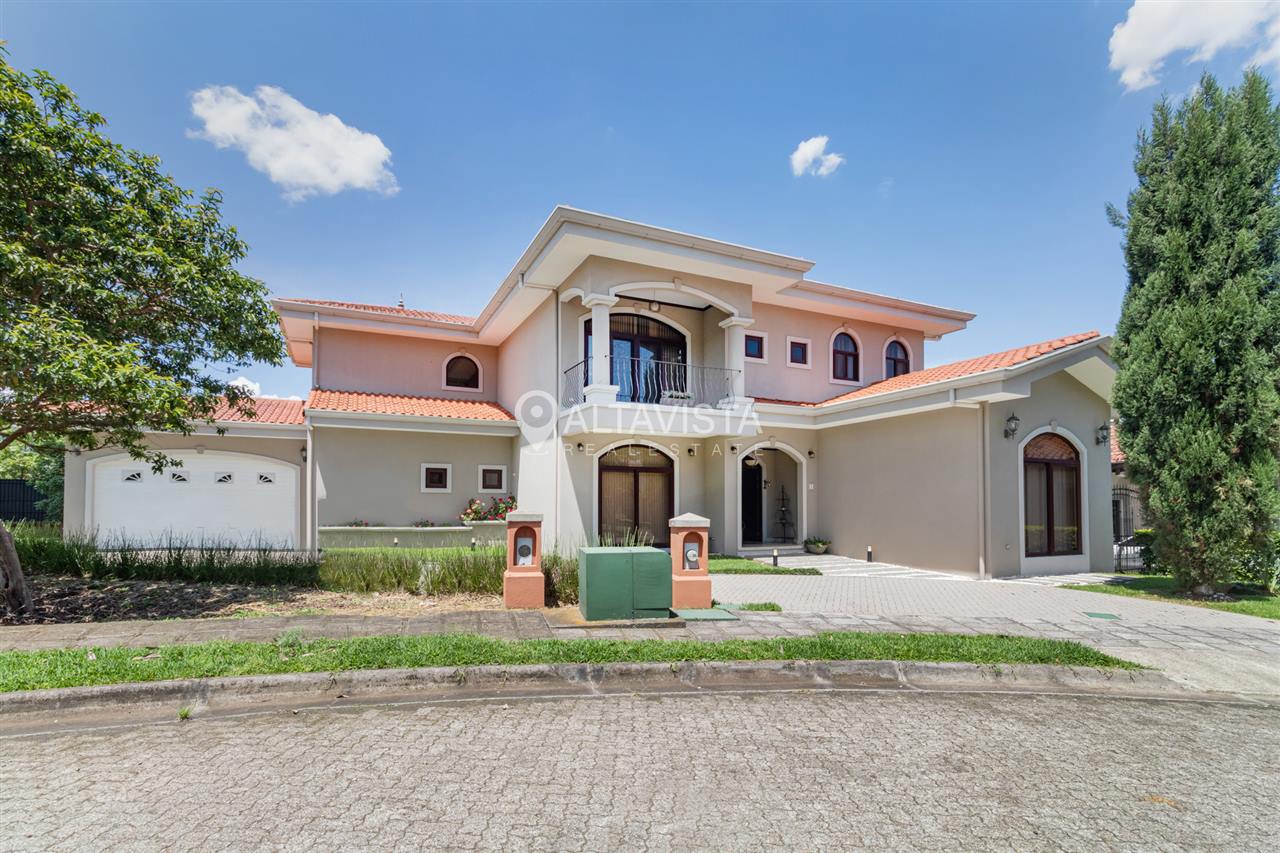 Condominio Roble Sabana Casa en Venta Curridabat