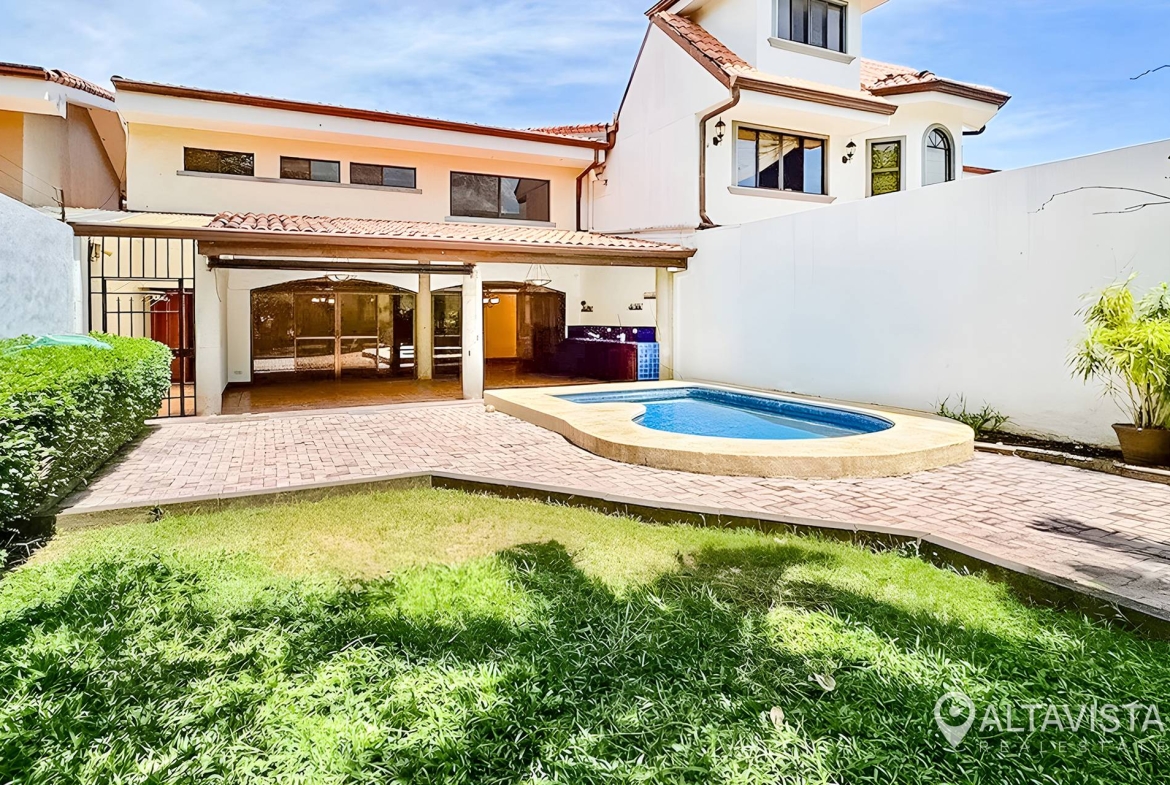 Casa en venta condominio Santa Ana