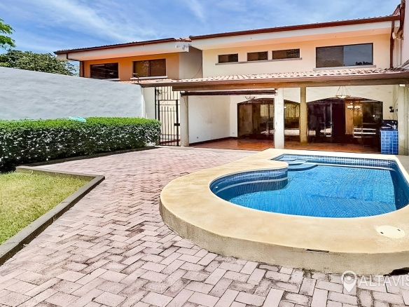 Casa en venta condominio Santa Ana